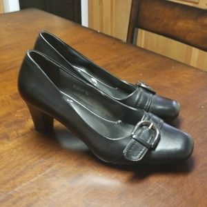 NWOT Black heels 2 1/2"